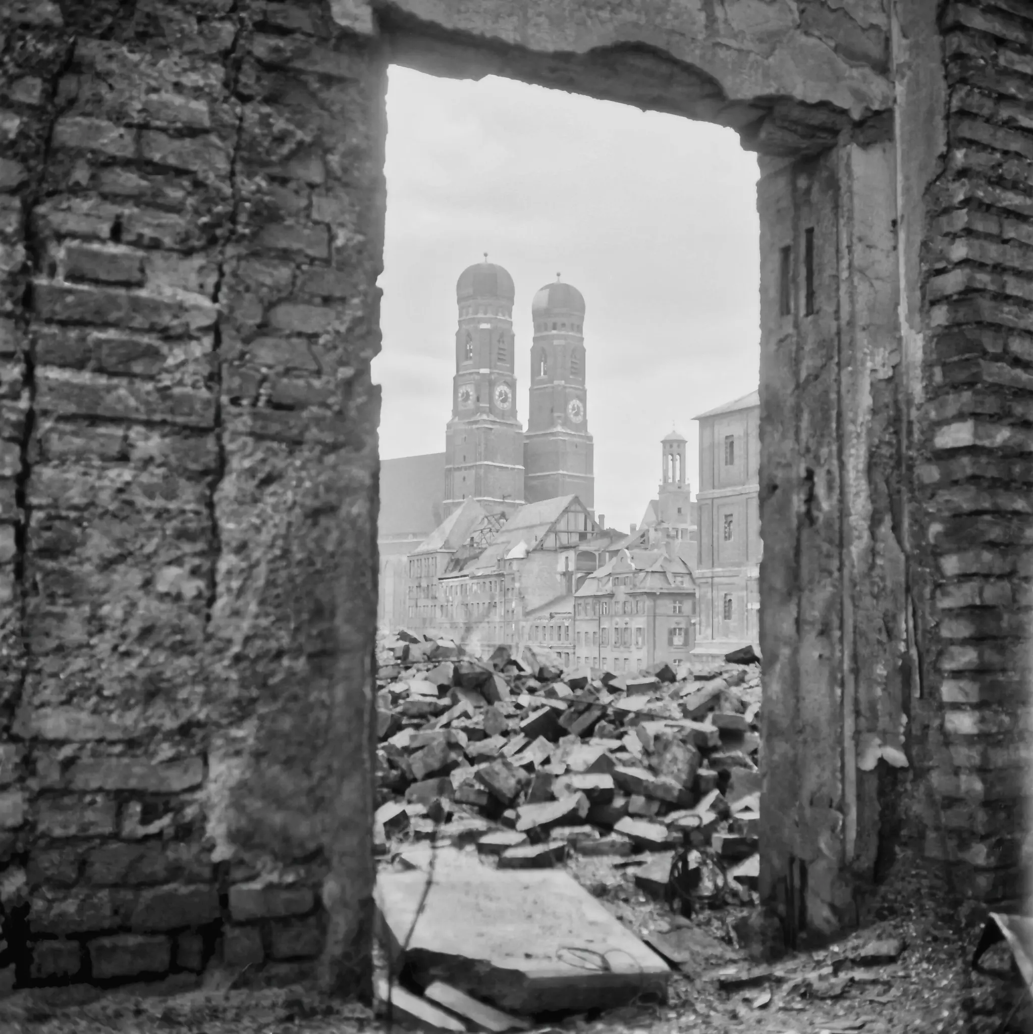 München 1947 - Frauenkirche durch Ruinen